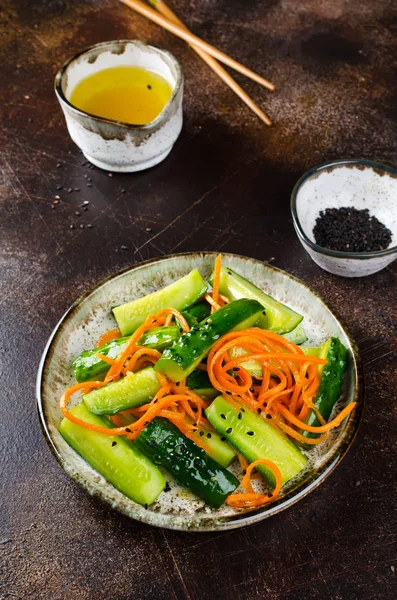 Салат Огурцов Морковью Кунжутом Азиатская Кухня — стоковое фото
