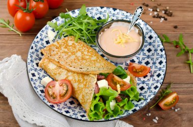 Krep salam, domates, marul, mozzarella ve peynir sos doldurulmuş. Geleneksel Rus yemekleri.