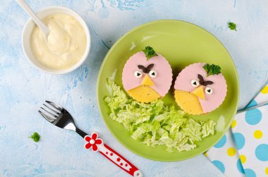 Sosisli ve peynirli sandviç. Kızgın kuşlar. Çocuklar için komik yemekler.