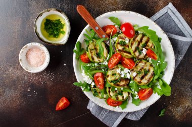 Roka, domates ve süzme peynir ile kızarmış kabak. Salata sarımsak sos ile