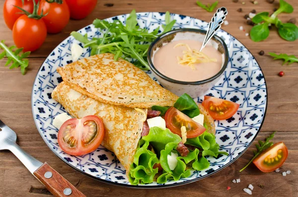 Crepes Rellenos Salami Tomates Lechuga Mozzarella Salsa Queso Comida Tradicional — Foto de Stock