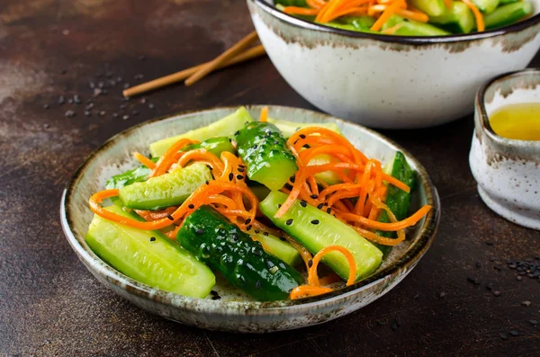 Salada Pepino Com Cenouras Sementes Gergelim Cozinha Asiática — Fotografia de Stock