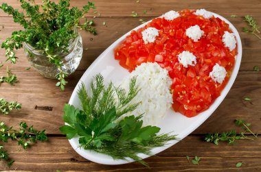 Bir mantar şeklinde katmanlı salata