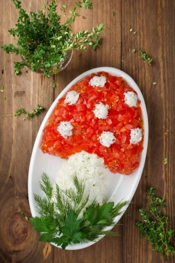 Bir mantar şeklinde katmanlı salata
