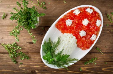 Bir mantar şeklinde katmanlı salata