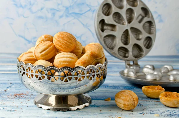 Cookies ”nötter” med kondenserad mjölk och nötter — Stockfoto