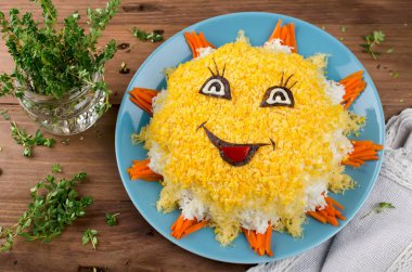 Güneş şeklinde katmanlı salata