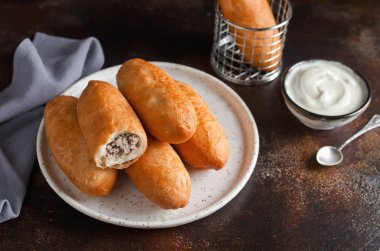 Karaciğer ve patates ile ev yapımı kızarmış pies