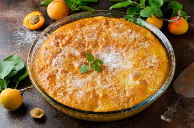 Pandispanya ile kayısı, tozunu ile krema şeker