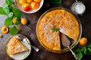 Pandispanya ile kayısı, tozunu ile krema şeker