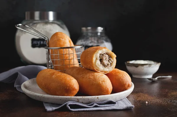 Hemmagjord stekt pajer med lever och potatis — Stockfoto