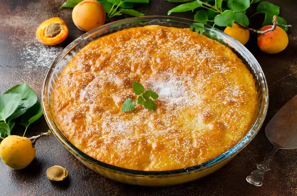 Bolo de esponja com damascos, polvilhado com açúcar em pó — Fotografia de Stock