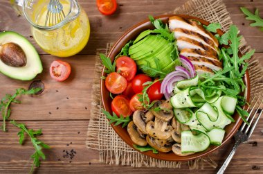 Tavuk, mantar, domates, salatalık ile sağlıklı salata kase,