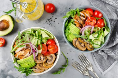 Tavuk, mantar, domates, salatalık ile sağlıklı salata kase,