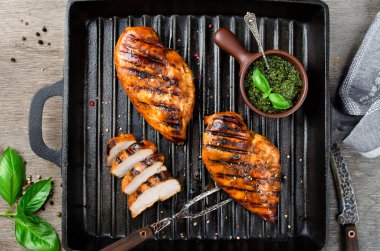 Baharatlı bir Marine ızgara tavuk fileto