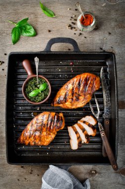 Baharatlı bir Marine ızgara tavuk fileto