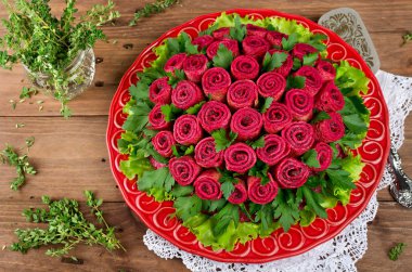 Gül bir buket şeklinde krep ile pancar salatası.