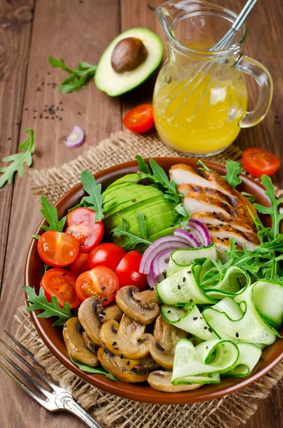 Gezonde slakom met kip, champignons, tomaten, komkommers, — Stockfoto