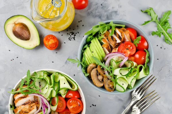 Tavuk, mantar, domates, salatalık ile sağlıklı salata kase,