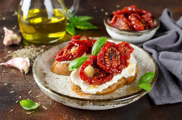 Брускетта с оливковым маслом, помидорами, творогом и — стоковое фото
