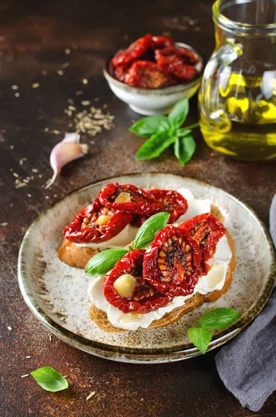 Bruschetta med olivolja, soltorkade tomater, keso och — Stockfoto