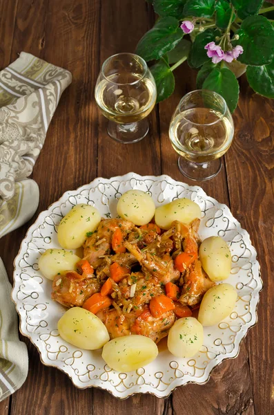 Pieczony królik z warzywami i sosem z białego wina — Zdjęcie stockowe
