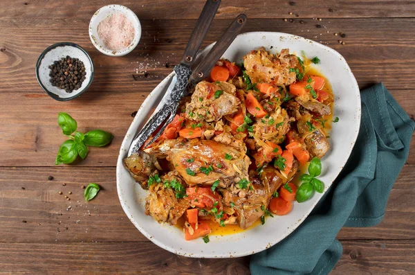 Conejo asado con verduras y salsa de vino blanco —  Fotos de Stock