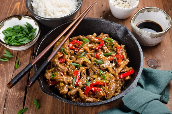 Rindfleisch, Paprika, Zwiebeln und Knoblauch unter Rühren braten — Stockfoto