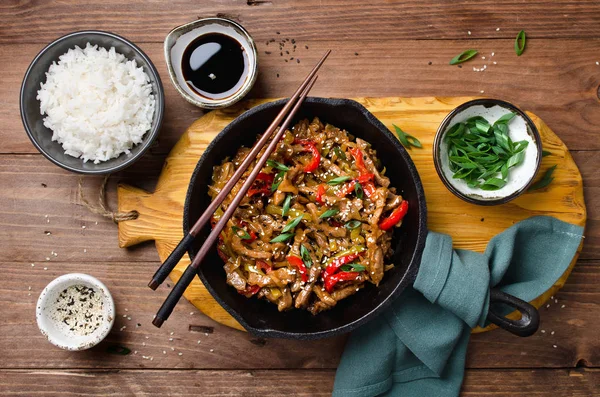 Rindfleisch, Paprika, Zwiebeln und Knoblauch unter Rühren braten — Stockfoto