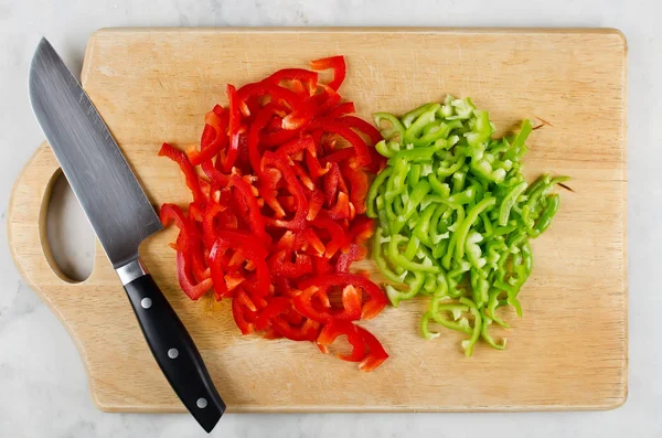 Peperoncino rosso e verde tritato sul tagliere — Foto Stock