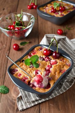 Rustik ahşap sırt üzerinde porsiyonel seramik formları Kiraz clafouti