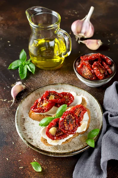 A bruschetta olívaolajjal, napon szárított paradicsommal, túrós és — Stock Fotó