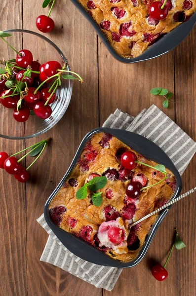 Cherry Clafouti i portionella keramiska former på rustik trä tillbaka — Stockfoto