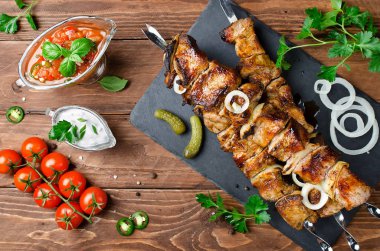 Ahşap bir masada soğan ile domuz şiş