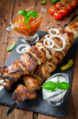 Ahşap bir masada soğan ile domuz şiş