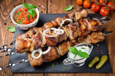 Ahşap bir masada soğan ile domuz şiş