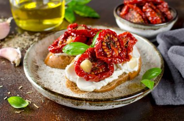 Bruschetta zeytinyağı, kurutulmuş domates, süzme peynir ve