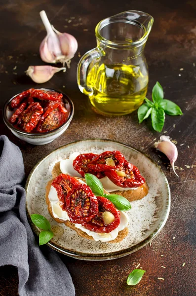 Bruschetta z oliwy z oliwek, suszone pomidory, twaróg i — Zdjęcie stockowe