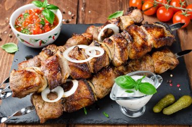 Ahşap bir masada soğan ile domuz şiş