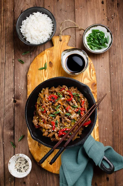 Rindfleisch, Paprika, Zwiebeln und Knoblauch unter Rühren braten — Stockfoto