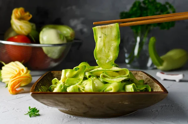 Salát z Zucchini s petrželkou, Dill a česnekem v marinádě — Stock fotografie