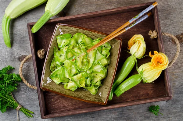 Salade de ruban de courgettes au persil, à l'aneth et à l'ail en marinade — Photo