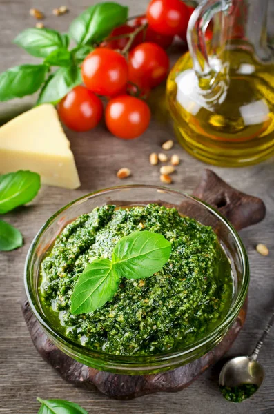 Domowy pesto bazylii z orzeszków sosnowych, parmezanem i czosnkiem. — Zdjęcie stockowe