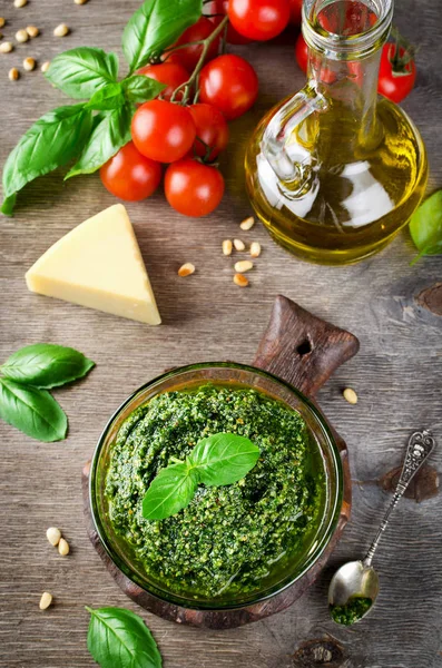 Domowy pesto bazylii z orzeszków sosnowych, parmezanem i czosnkiem. — Zdjęcie stockowe