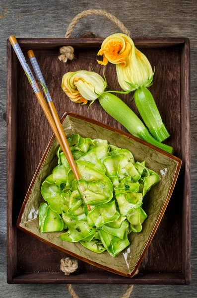 Salát z Zucchini s petrželkou, Dill a česnekem v marinádě — Stock fotografie