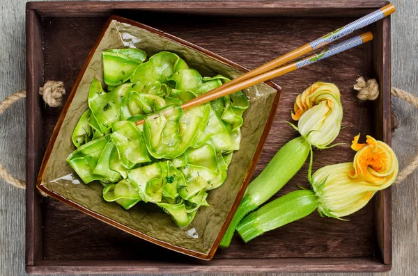 Salát z Zucchini s petrželkou, Dill a česnekem v marinádě — Stock fotografie