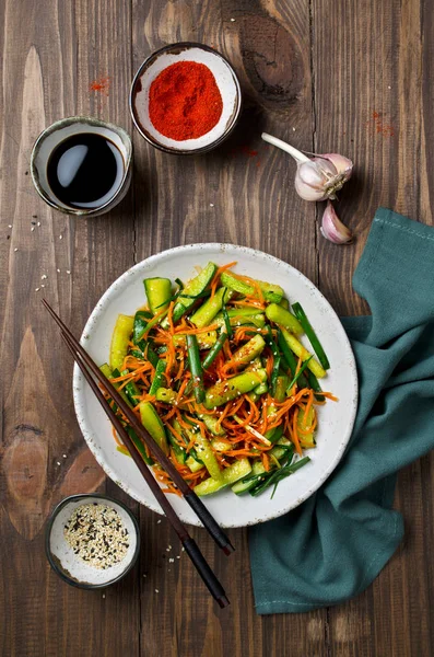 Ensalada de pepino con zanahorias y semillas de sésamo — Foto de Stock