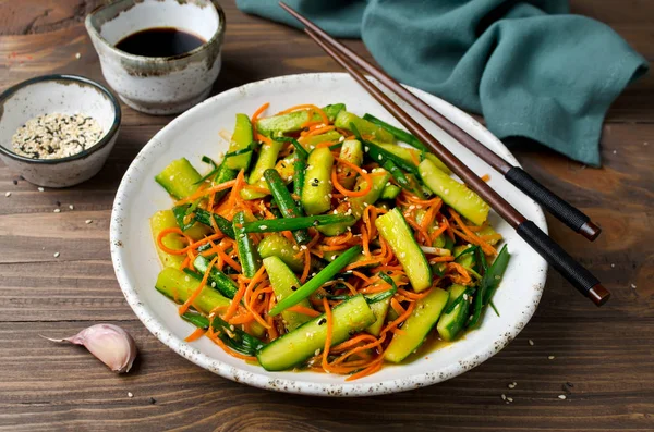 Gurkensalat mit Karotten und Sesam — Stockfoto