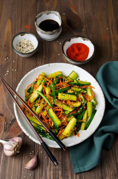Okurkový salát s mrkví a sezamovými semínky — Stock fotografie
