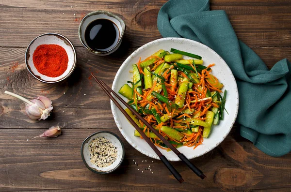 Ensalada de pepino con zanahorias y semillas de sésamo — Foto de Stock